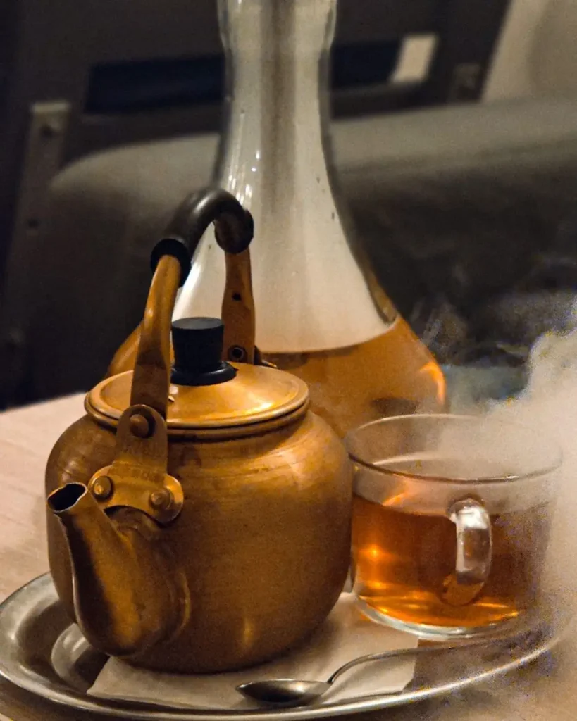 Čajová konvice se skleničkou čaje v Shisha Relax Baru Frýdek-Místek.