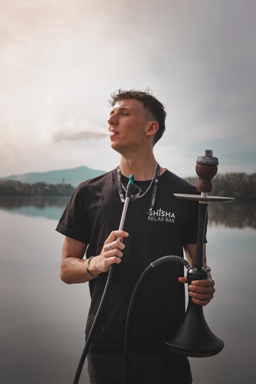 Muž kouří shishu u jezera – Shisha Relax Bar Frýdek-Místek.