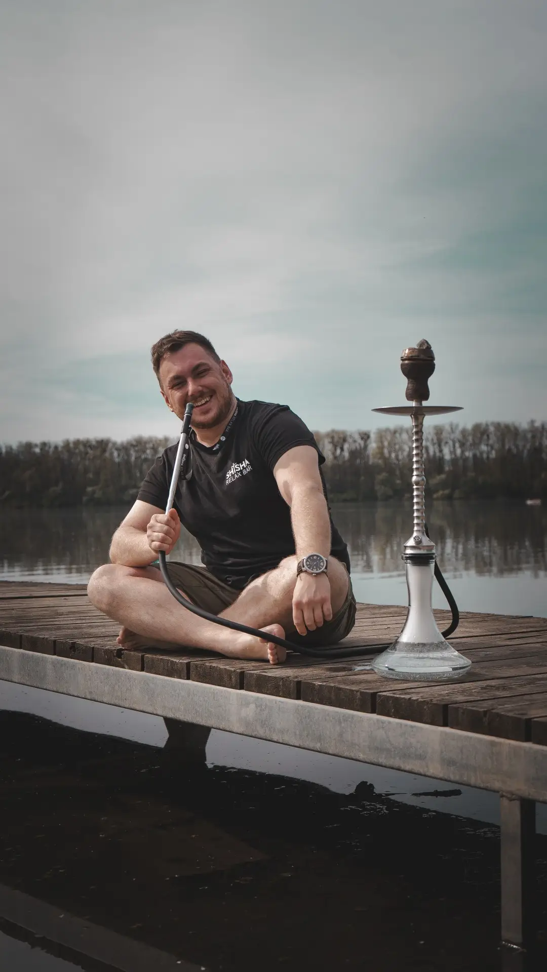 Muž s vodní dýmkou u jezera – Shisha Relax Bar Frýdek-Místek.