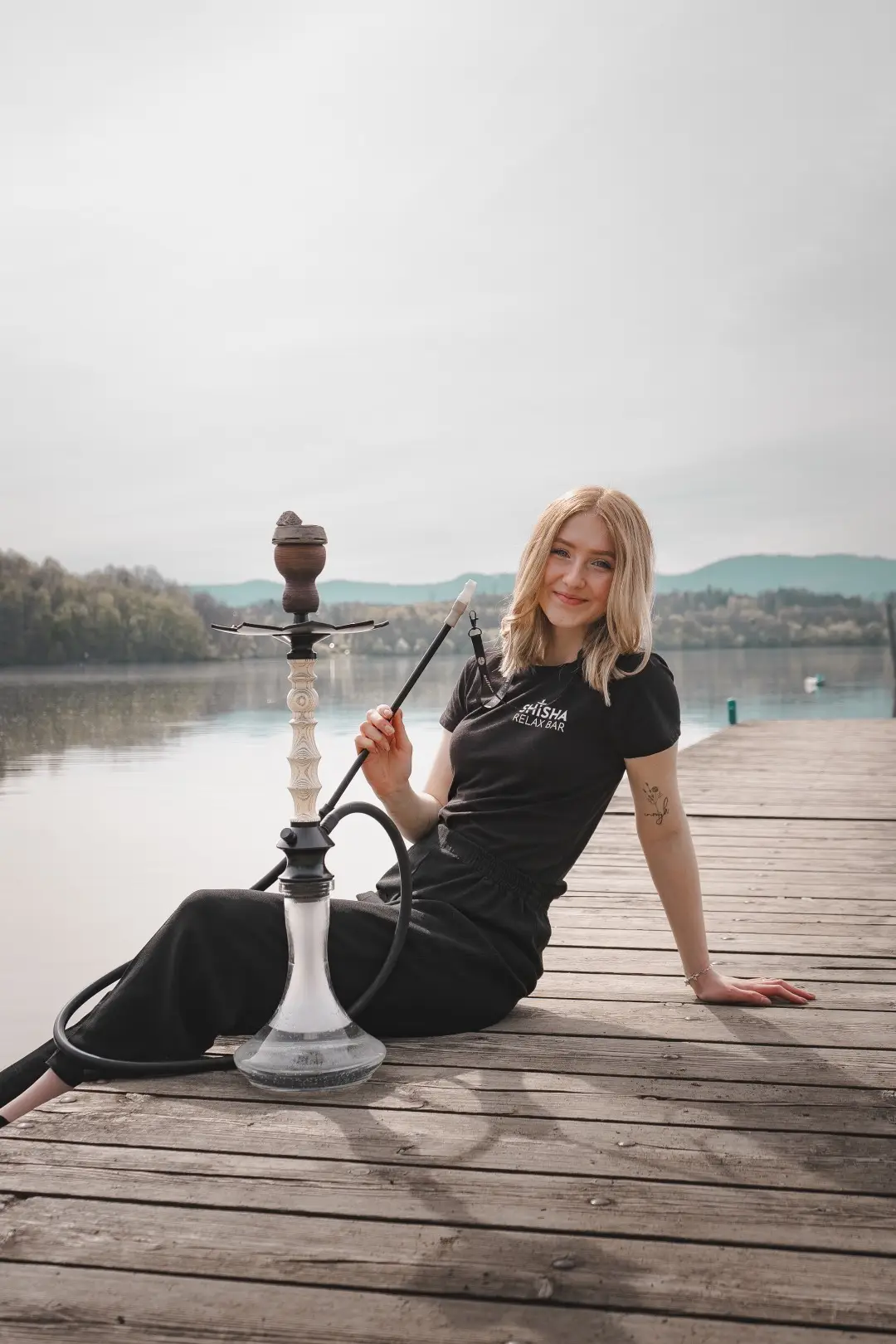 Slečna si užívá vodní dýmku u jezera – Shisha Relax Bar Frýdek-Místek.