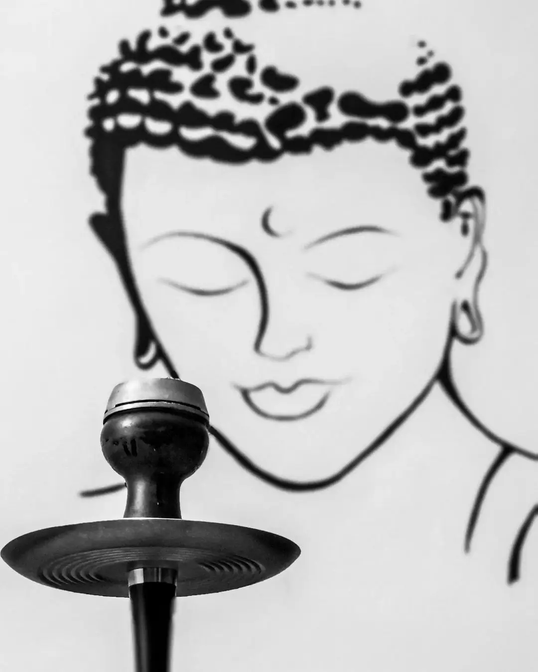 Vodní dýmka před obrazem Buddhy – Shisha Relax Bar Frýdek-Místek.