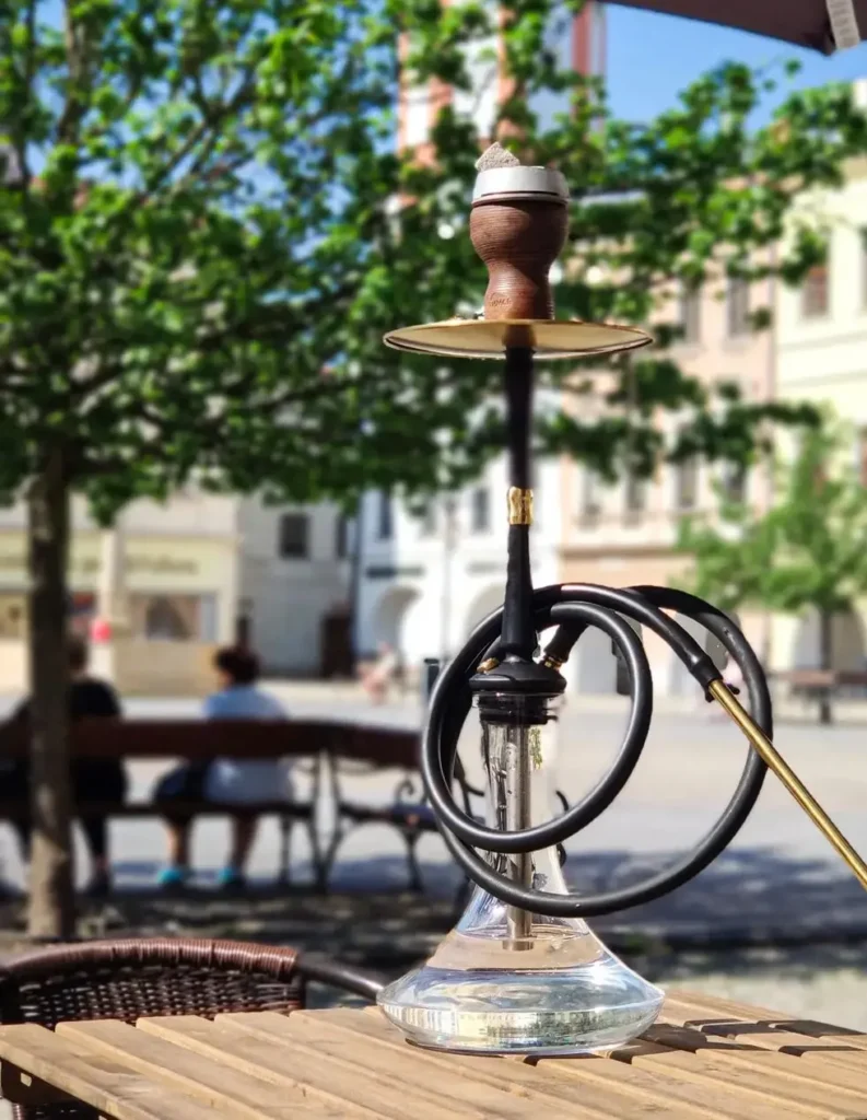 Vodní dýmka na stole venku – Shisha Relax Bar Frýdek-Místek.