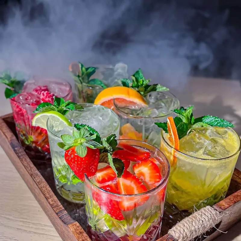 Osvěžující míchané drinky s ovocem v Shisha Relax Baru – čajovna Frýdek-Místek.