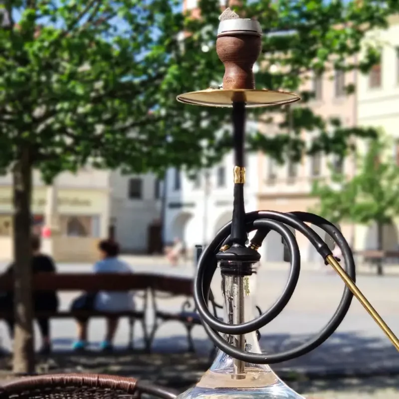Vodní dýmka na stole venku – Shisha Relax Bar Frýdek-Místek.